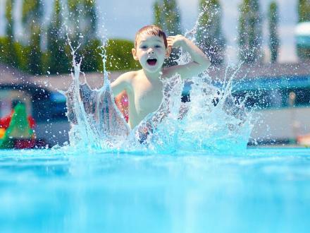 Kid playing in the water at Waterville USA waterpark in Gulf Shores