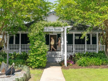 People walking into the Gulf Shores Museum, free attraction in Gulf Shores